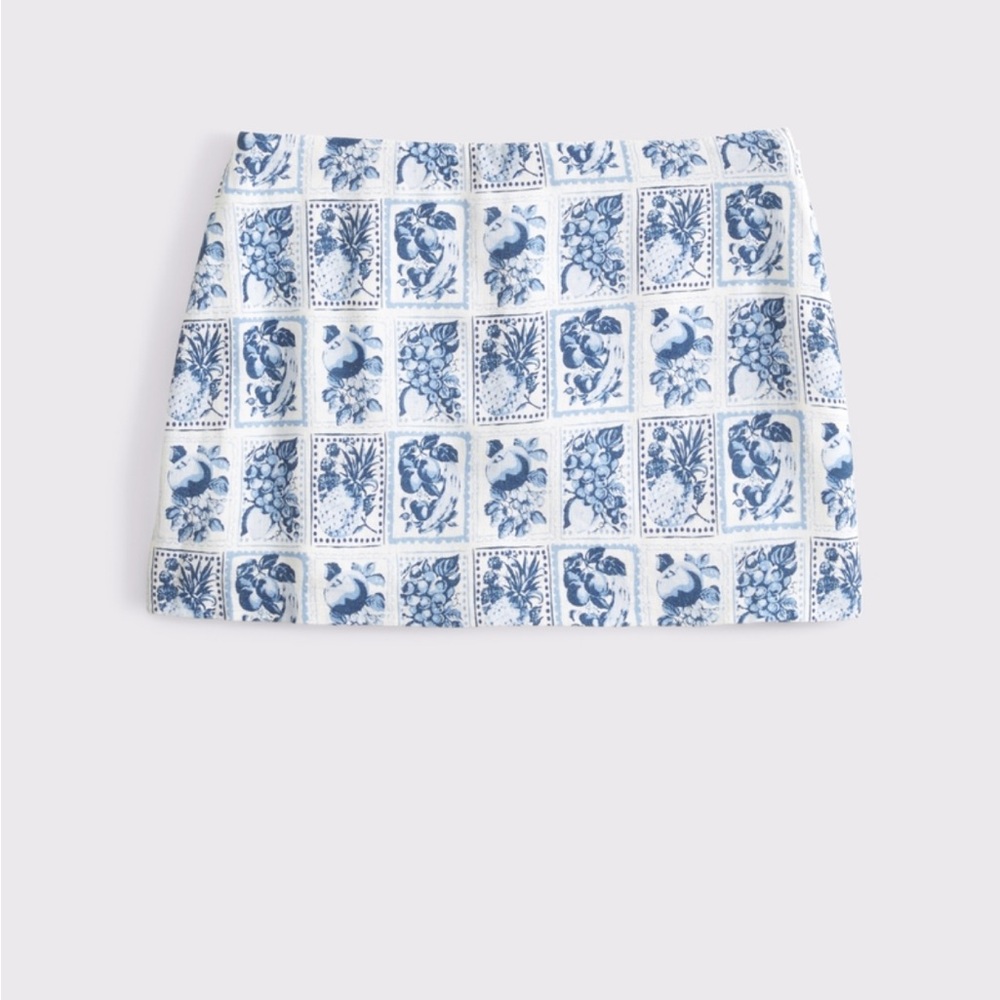The A&F Scarlett Mid Rise Linen-Blend Mini Skort